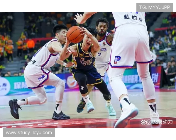 CBA赛季精彩对决不断顶级球星燃爆全场吸引球迷关注