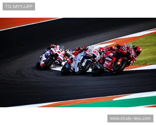 MotoGP赛季激烈角逐 瓦伦西亚站精彩纷呈 大排气量赛事吸引全球目光