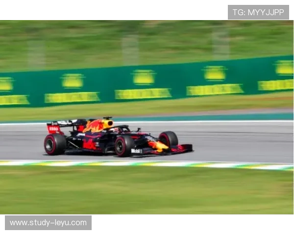 F1赛季激战正酣 维斯塔潘称霸赛道 汉密尔顿挑战新纪录