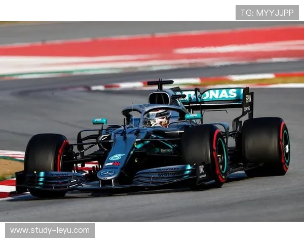 F1赛季重燃战火：梅赛德斯与红牛激战正酣，赛道上的新星崛起